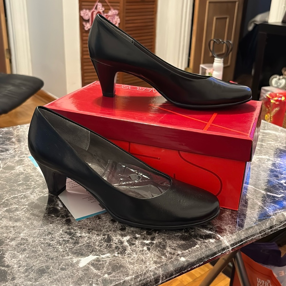 Aerosoles red hot black leather kitten heel
